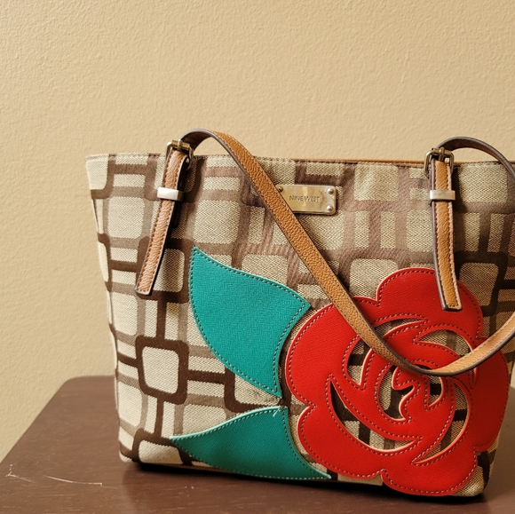 NINE WEST - Picture 7 of 10